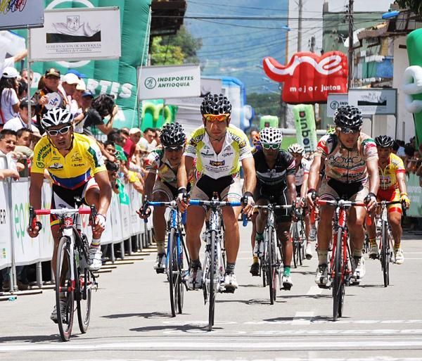 Overnight leader Felix Rafael Cardenas (GW Shimano-Chec-Edeq-Envia) finishes in Bucaramanga.