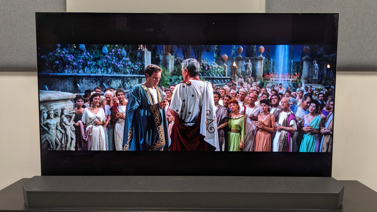 Ben-Hur 4K Blu-ray on LG G5 OLED, showing Ben-Hur speaking to a noble in front of a crowd