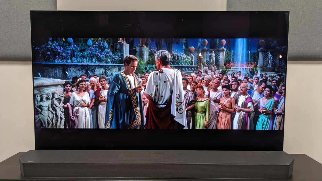 Ben-Hur 4K Blu-ray on LG G5 OLED, showing Ben-Hur speaking to a noble in front of a crowd