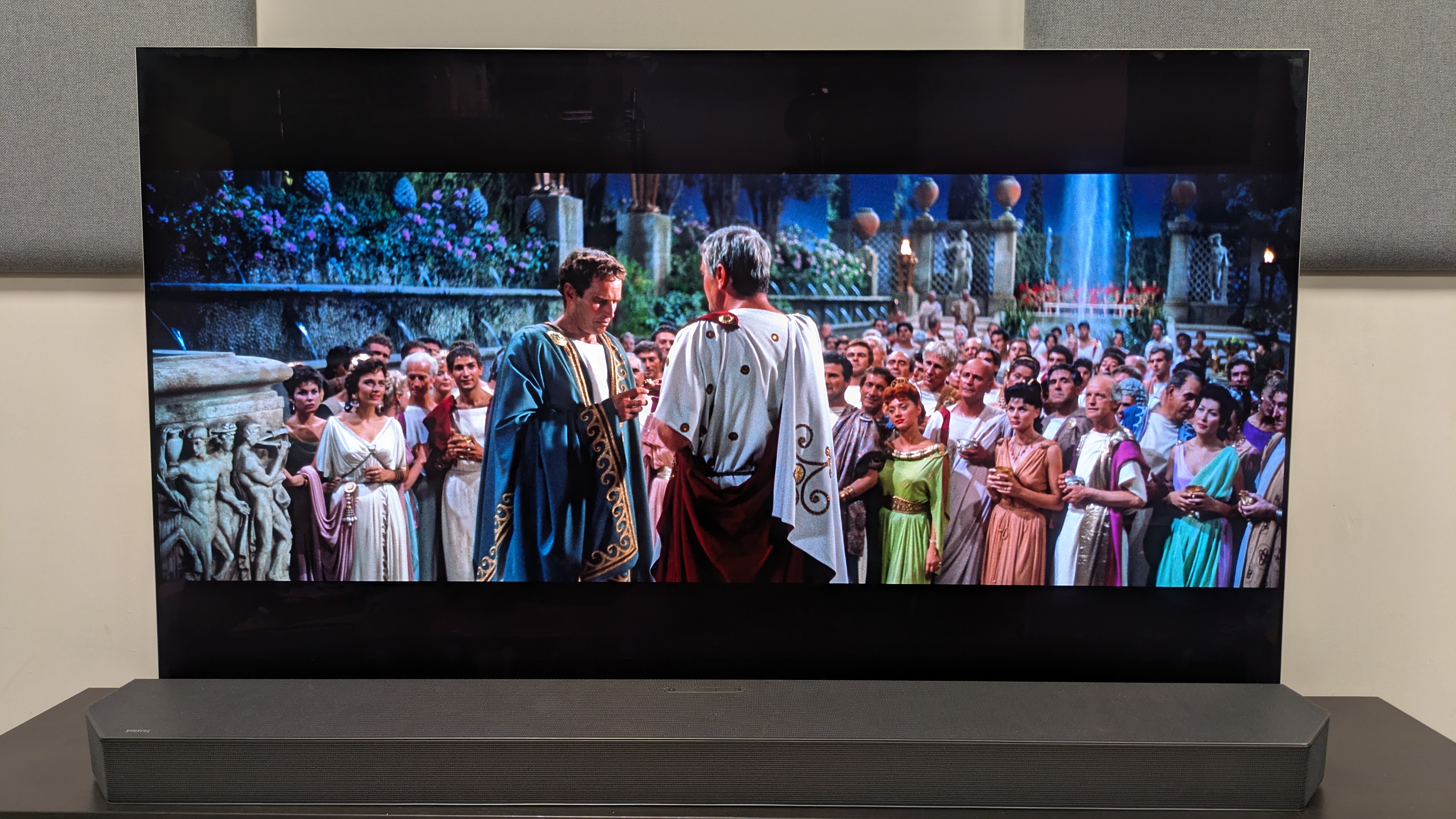Ben-Hur 4K Blu-ray on LG G5 OLED, showing Ben-Hur speaking to a noble in front of a crowd 