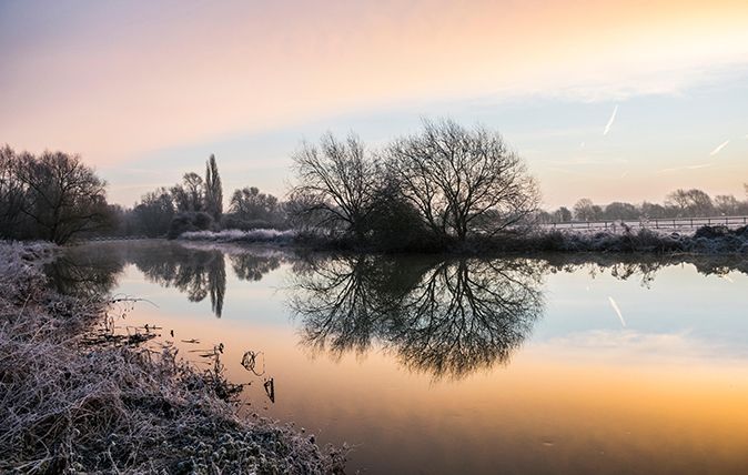 Brampton, Cambridgeshire. 23rd Jan, 2015. UK Weather: 23 January 2015, Brampton, Cambridgeshire, UK. Frosty conditions with the clouds and trees reflected in the still water of the River Great Ouse, after overnight temperatures well below zero.