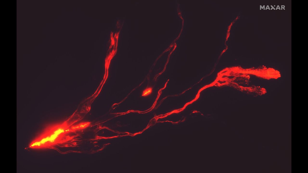 Maxar satellites watched lava flow from Mauna Loa on Nov. 28, 2022.