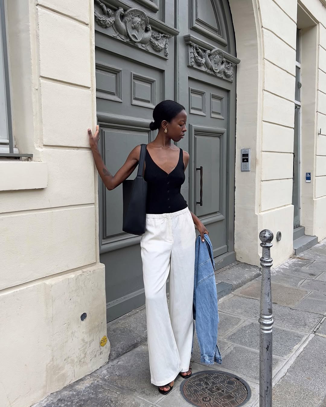 @sylviemus_ wears white linen trousers