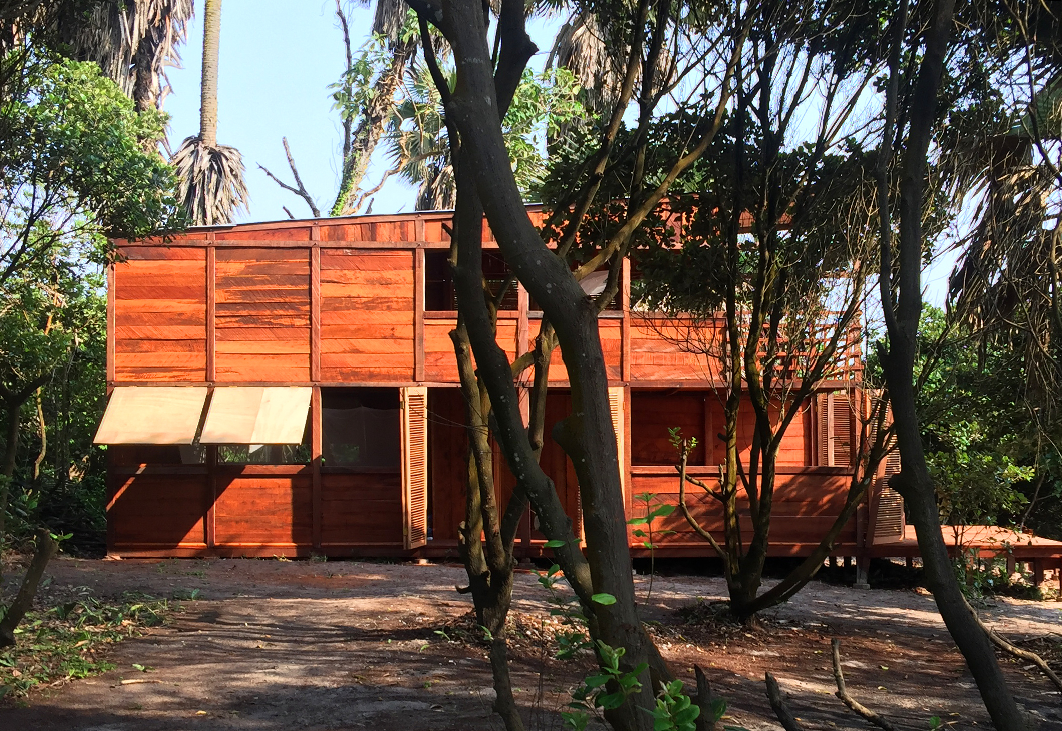 side view of cabin by Atelier Tropical