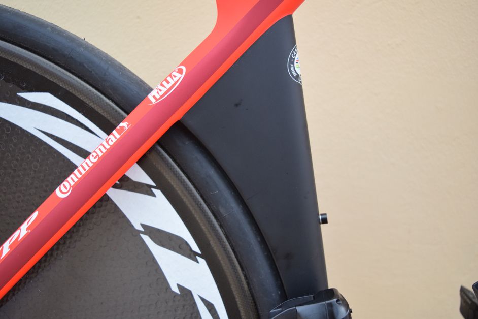 The frame keeps hugs the rear wheel and tyre to improve air flow