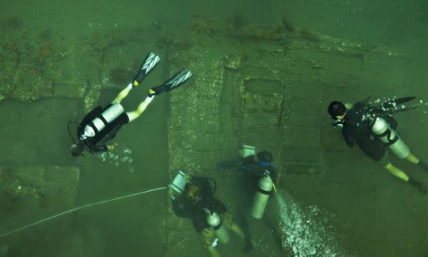 captain-morgan-dive-110809-02
