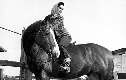 HD1G4J Elizabeth Taylor at home with her horse King Charles who played Pi in NATIONAL VELVET, 1947