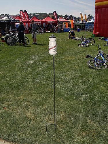 ESI's new Hand Off widget addresses the problem of solo racers in the feed zone. No more recruiting people to hold bottles for you! Just grab and go.