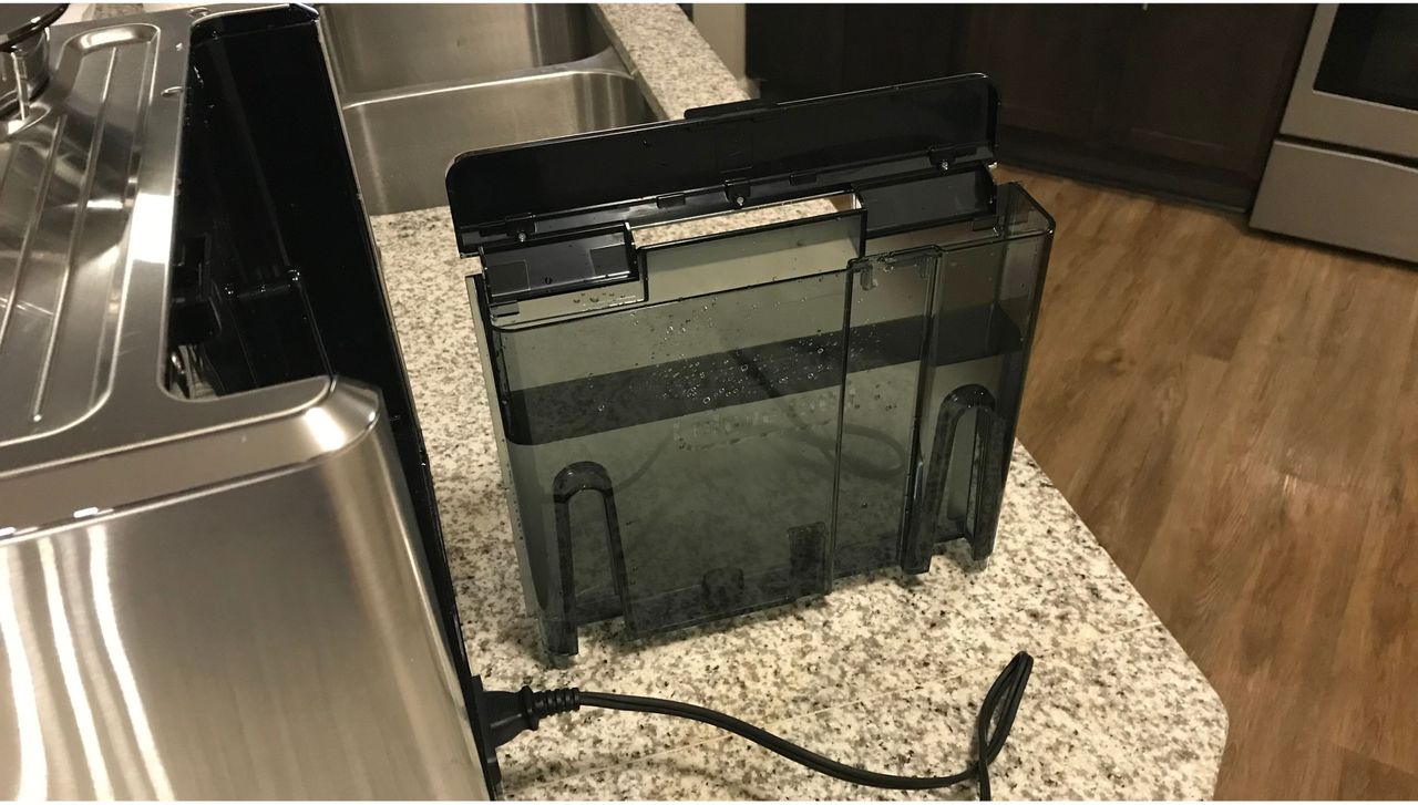 removable water tank on the De'Longhi La Specialista Maestro
