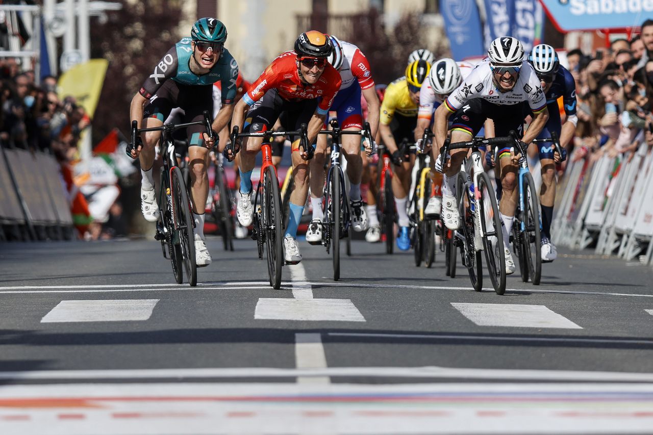 Itzulia Basque Country 2022 - 61st Edition - 3rd stage Llodio - Amurrio 181,7 km - 06/04/2022 - Aleksandr Vlasov (RUS - Bora - Hansgrohe) - Pello Bilbao (ESP - Bahrain Victorious) - Julian Alaphilippe (FRA - Quick-Step Alpha Vinyl Team) - photo Luis Angel Gomez/SprintCyclingAgency&Acirc;&copy;2022