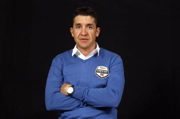 Carlos Sastre models Geox's leisure wear while Menchov changes into the team&rsquo;s swimming options