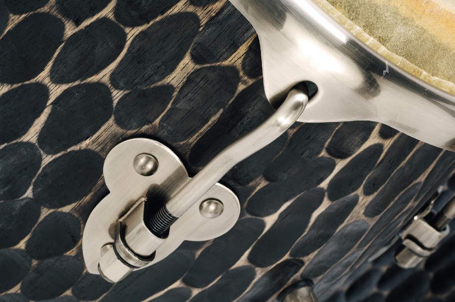 The substantial 3/8" tuning lugs.