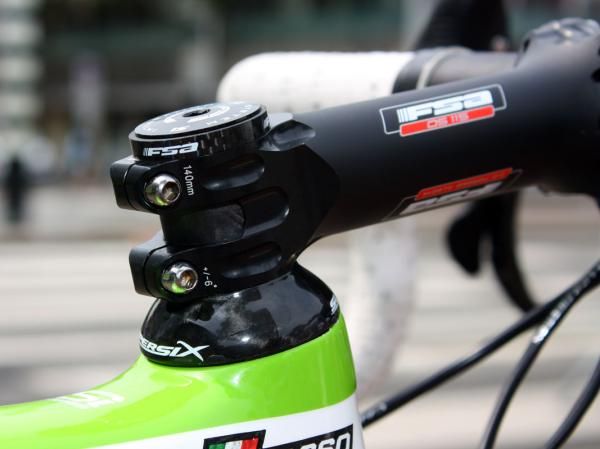 Basso runs a smaller-than-typical frame size to get the head tube length he wants - then has to run a 140mm-long stem to get the proper reach.
