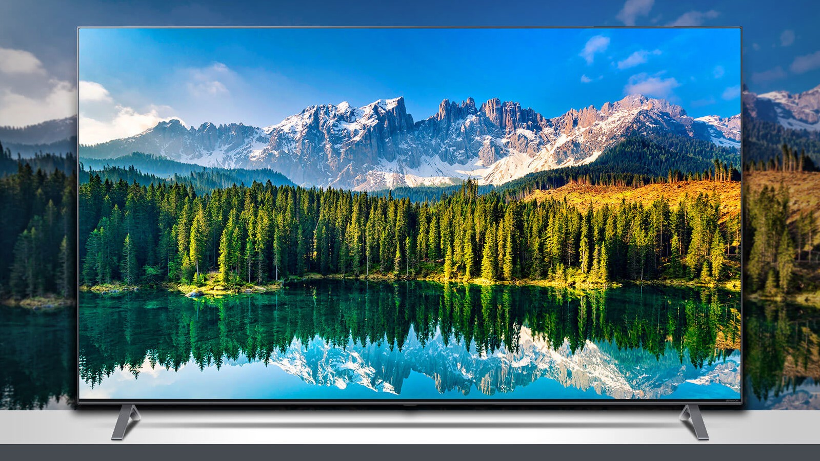 LG Nano97 Series на подставке для телевизора с изображением горного хребта