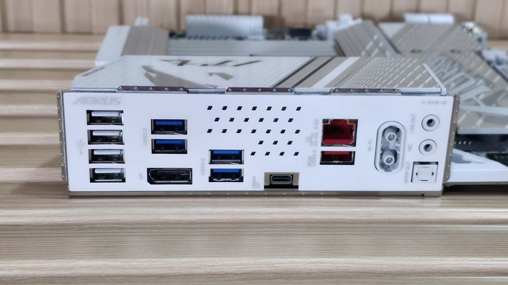 Gigabyte Z890M Aorus Elite Wifi7 Ice - Rear I/O