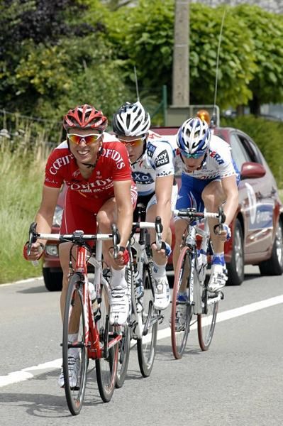 Sijmens leads the 3-man break.