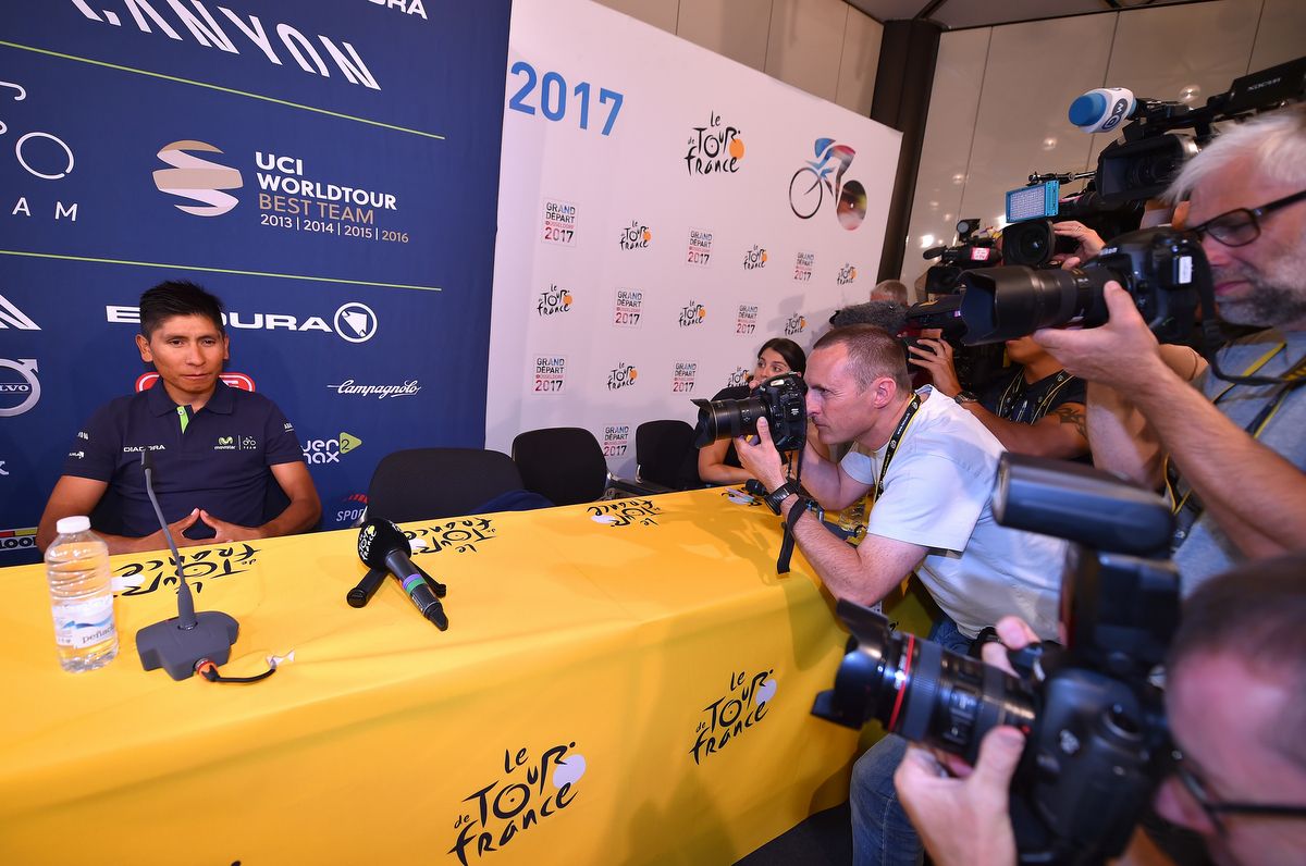 Nairo Quintana keeps calm in the face of the photographers