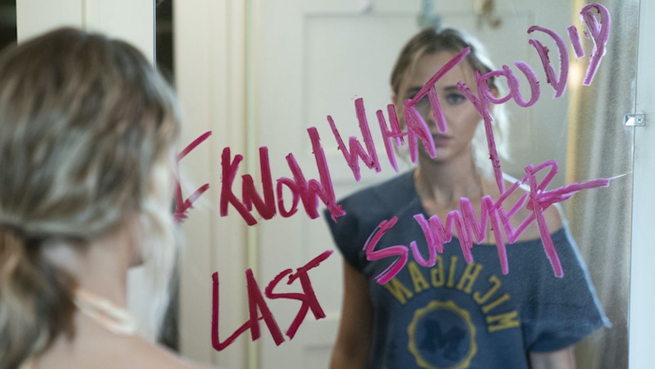 a scene from i know what you did last summer amazon&#039;s reboot, lipstick on mirror in bathroom