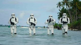Stormtroopers går gennem havet på Scarif