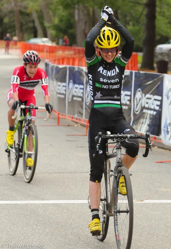 Mary McConneloug (Kenda-Seven-NoTubes) edges out Crystal Anthony for the win