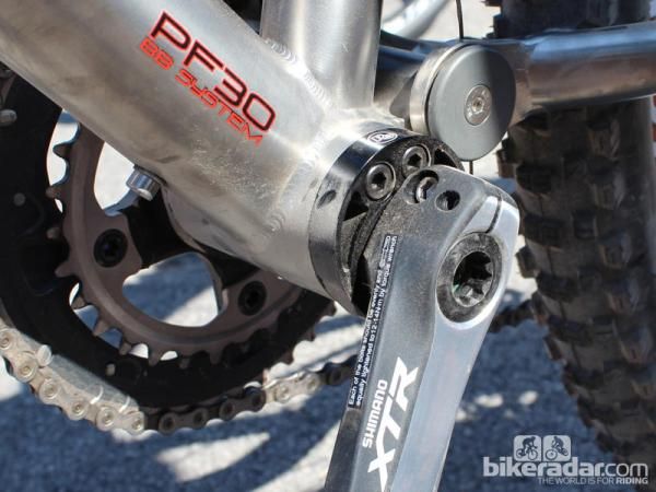 The concentric bottom bracket is at the heart of the MWC system. Here, with 650b wheels, the spindle is set in a relatively low position within the bottom bracket. For 26in wheels, it sits higher