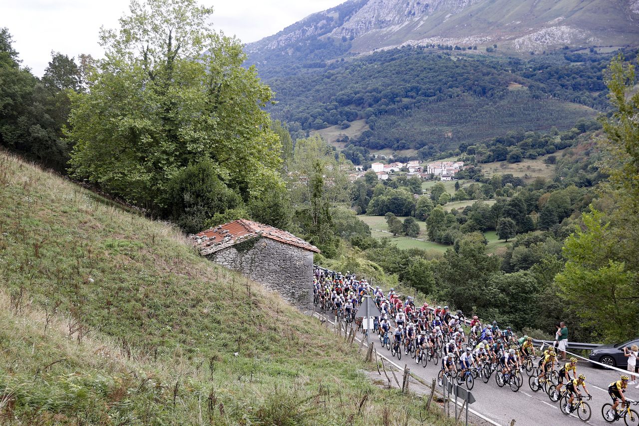 Vuelta Espana 2022 - 77th edition - 6th stage - Bilbao - Pico Jano 181,2 km - 25/08/2022 - Scenery - Peloton - photo Luis Angel Gomez/SprintCyclingAgency&Acirc;&copy;2022