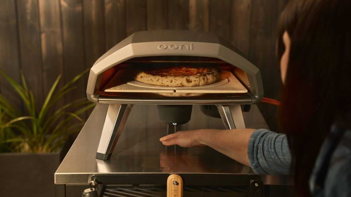 Ooni’s new pizza oven rotating stone turns your pizza and stops when ...
