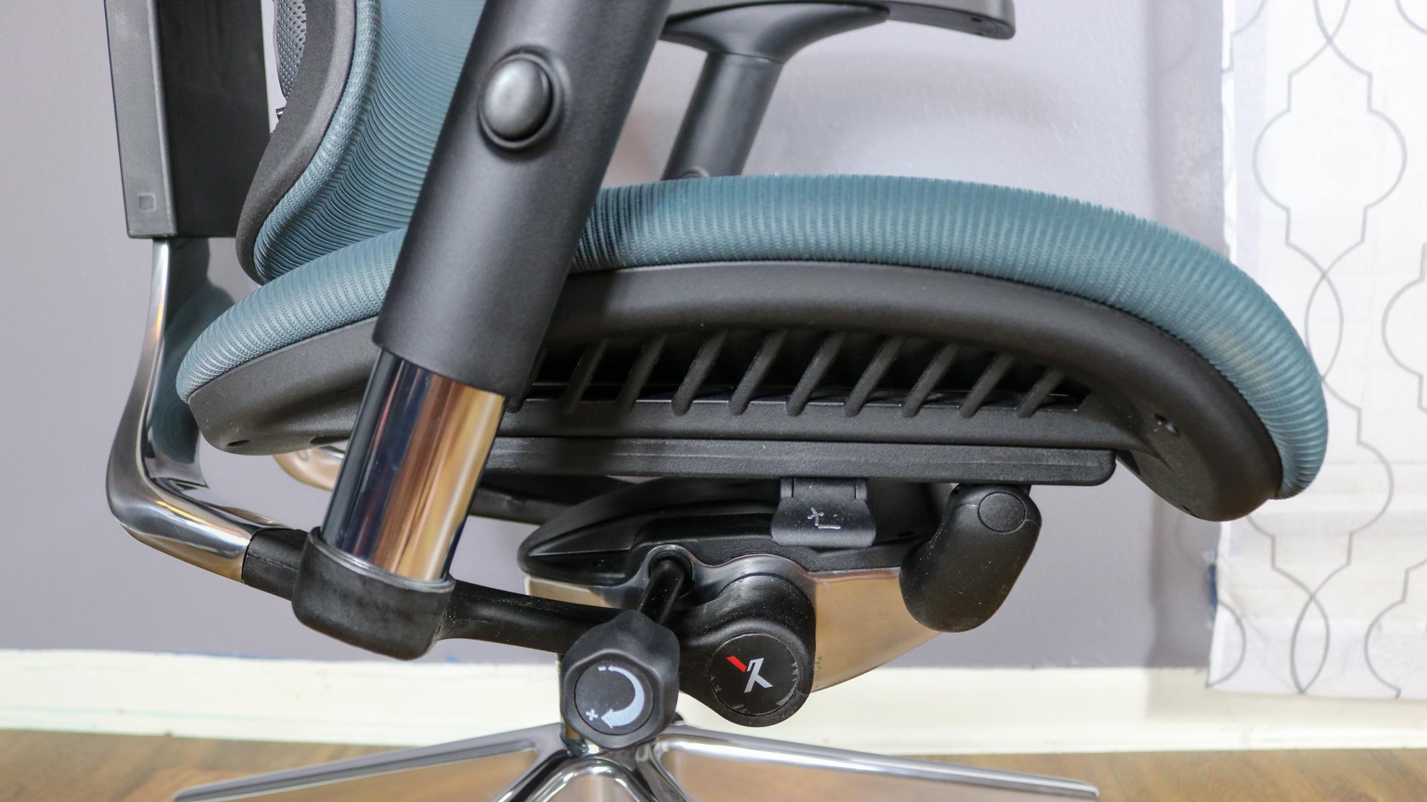 The adjustment knobs on the right side of the X-Chair X3