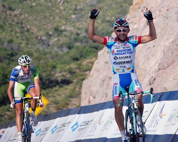 Jose Serpa (Androni - Giocattoli) raises his arms in victory while Eros Capecchi (Liquigas - Cannondale) finished as runner-up.