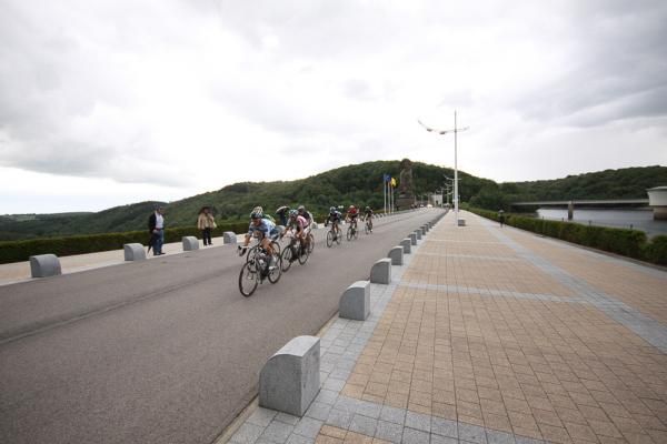 The winning break rides along the reservoir at La Gileppe.