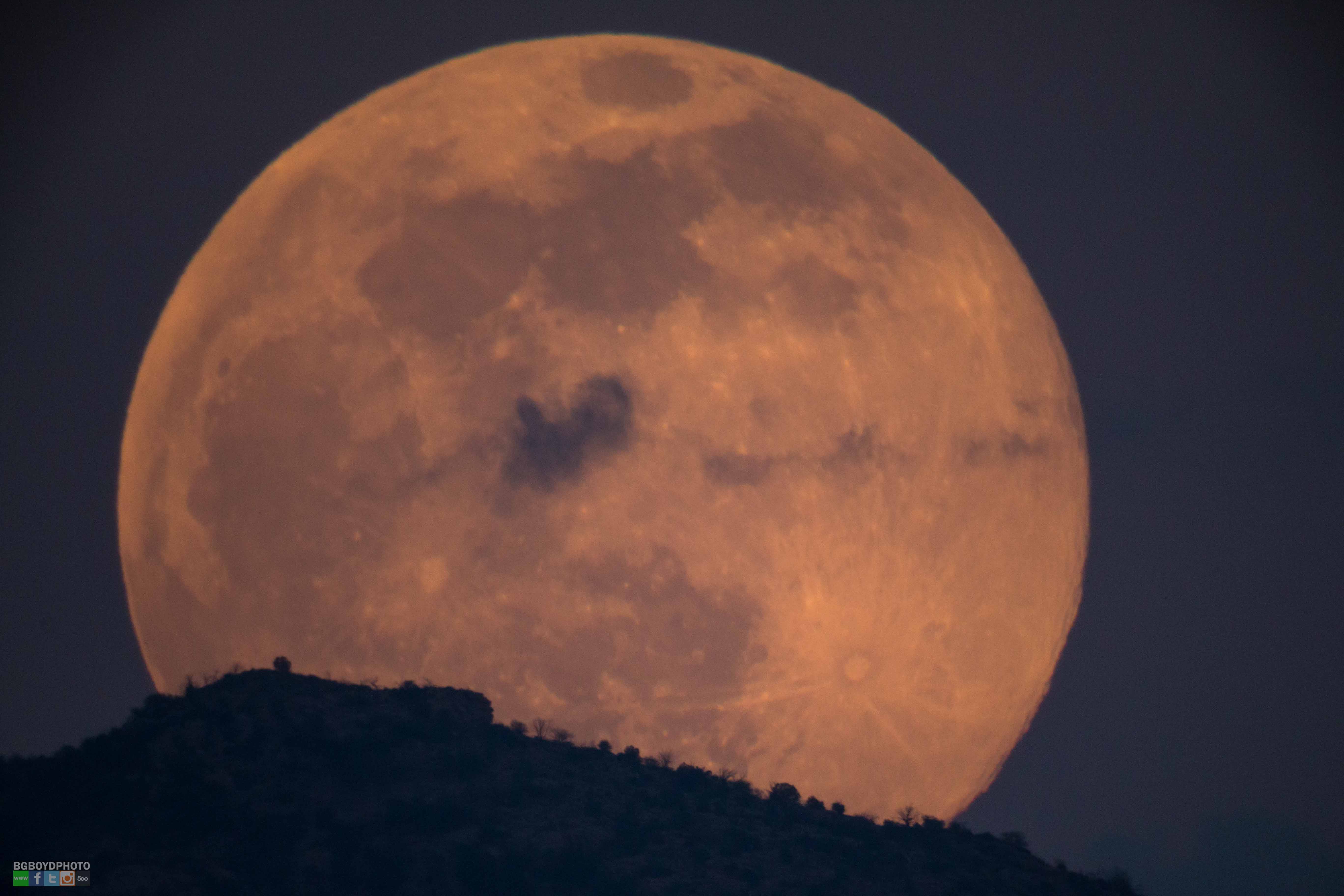 Spooky 'Honey' Moon Casts Glow on Friday the 13th (Photos) Space