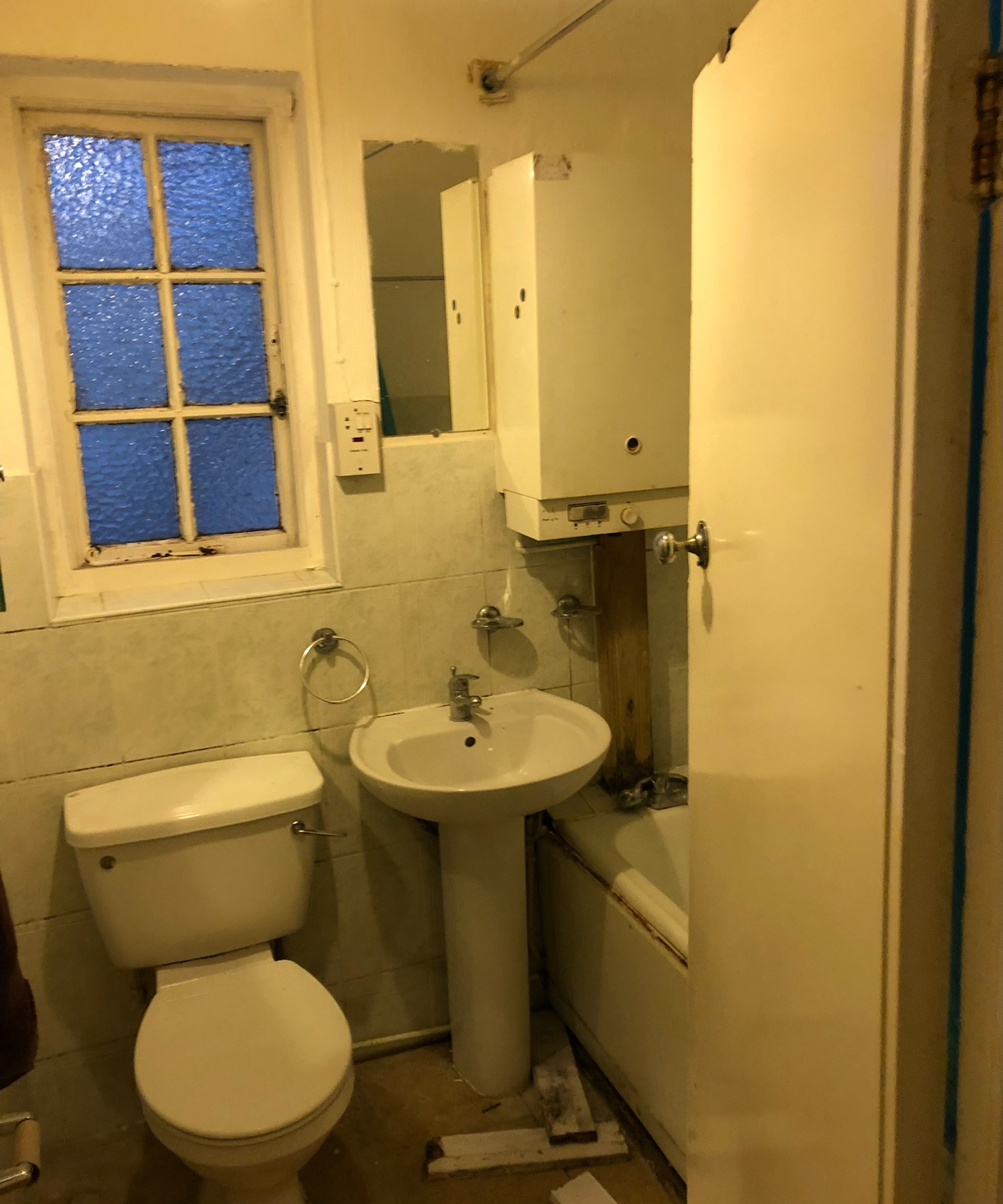 An old bathroom in need of renovation