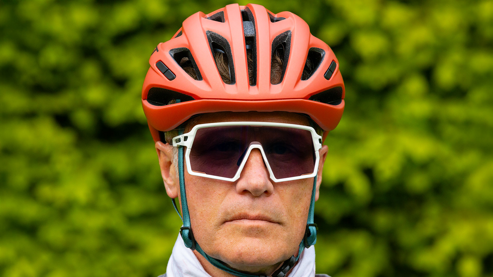 Image of Met Estro Wander from the front, worn by cyclist with sunglasses