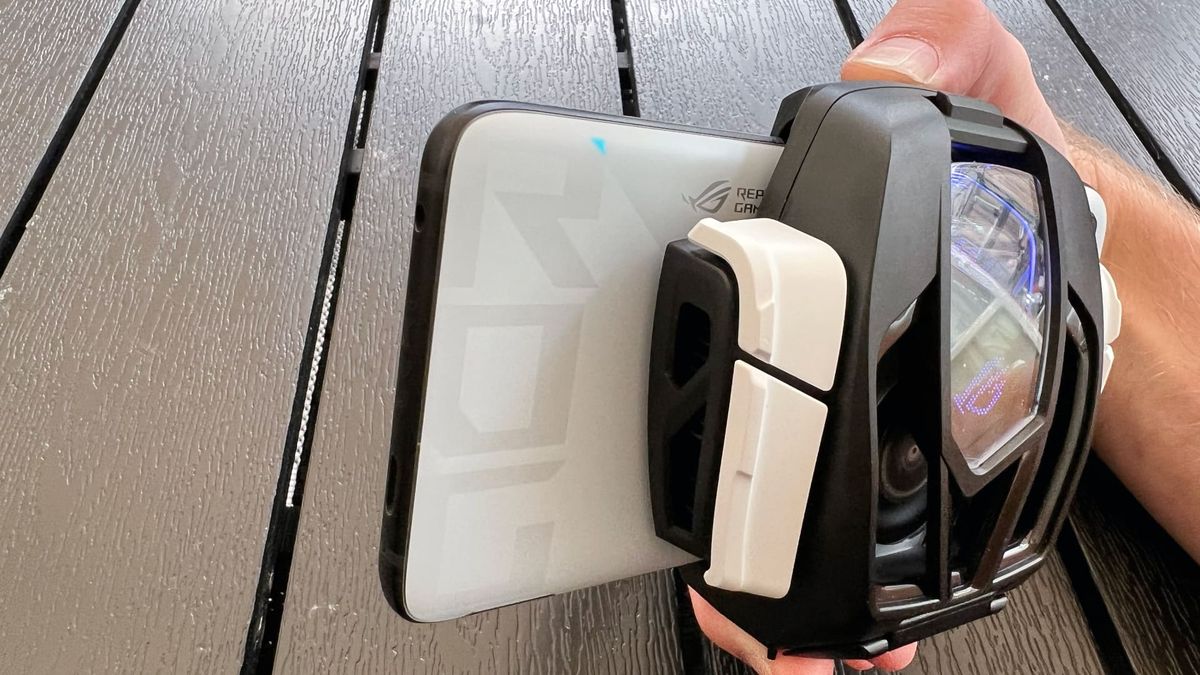 Asus Rog phone 7 och Aerocooler 7 p&aring; svart bord