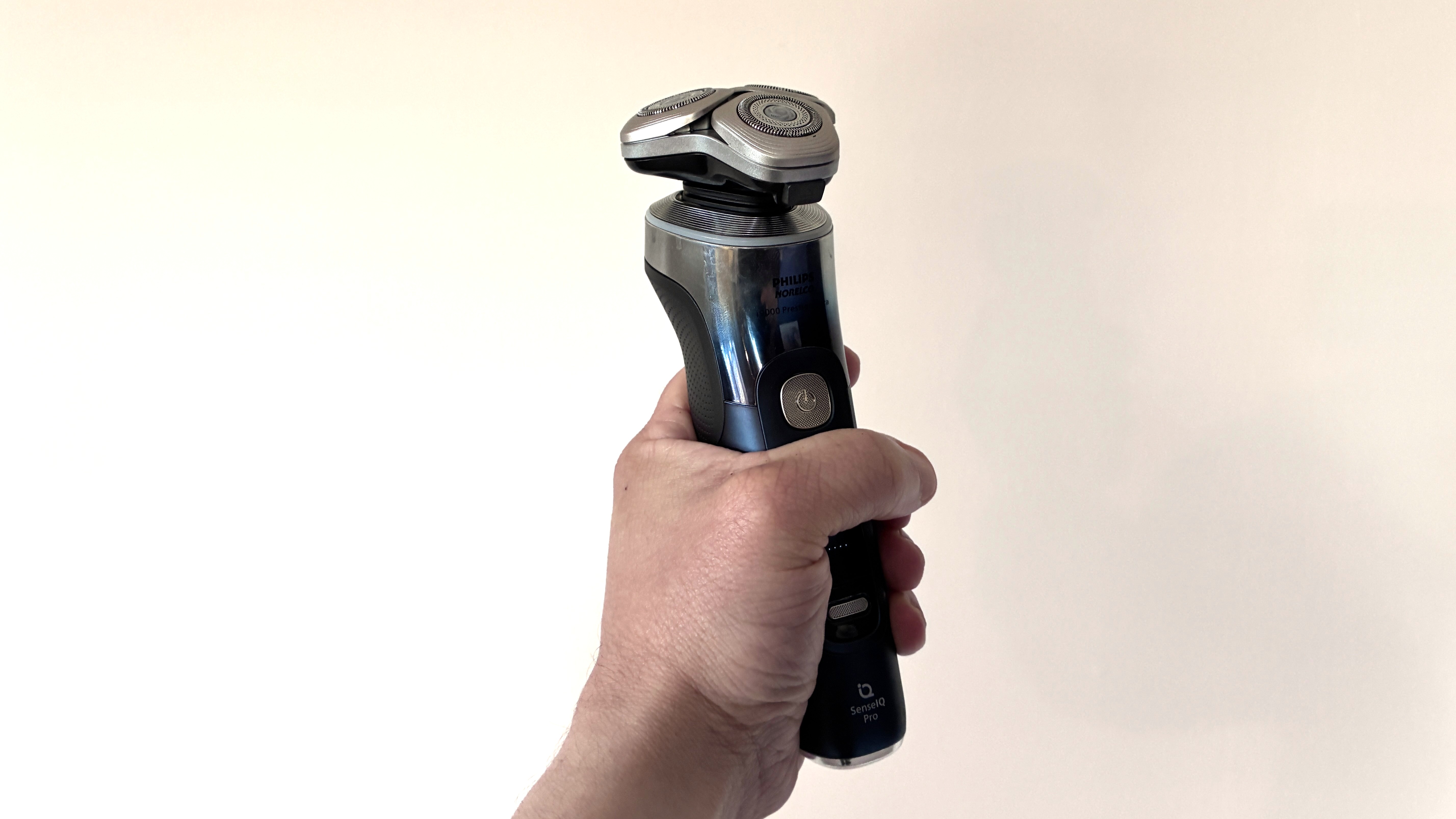 Philips Norelco i9000 Prestige Ultra Day &amp;amp; Night shaver in reviewer's hand
