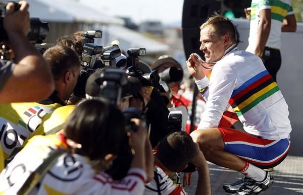 Thor Hushovd shows off his gold medal after becoming the first Norwegian to win a medal of any colour in the men's road race.