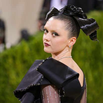 new york, new york september 13 maisie williams attends the 2021 met gala celebrating in america a lexicon of fashion at metropolitan museum of art on september 13, 2021 in new york city photo by theo wargogetty images