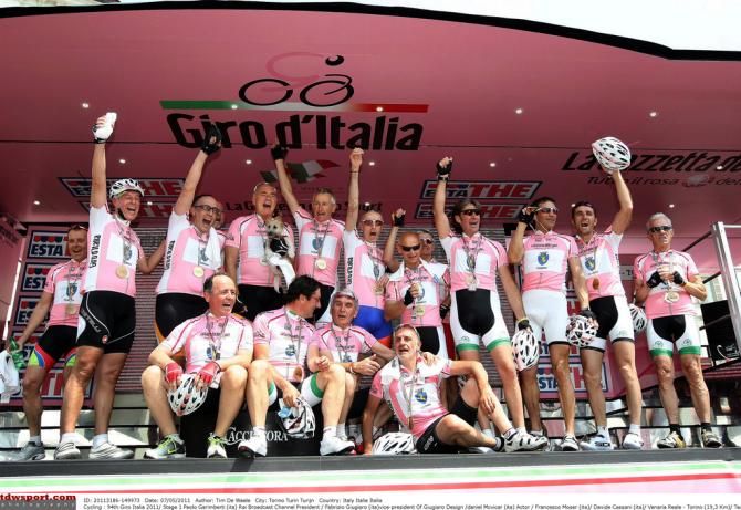 A plethora of maglia rosas on stage