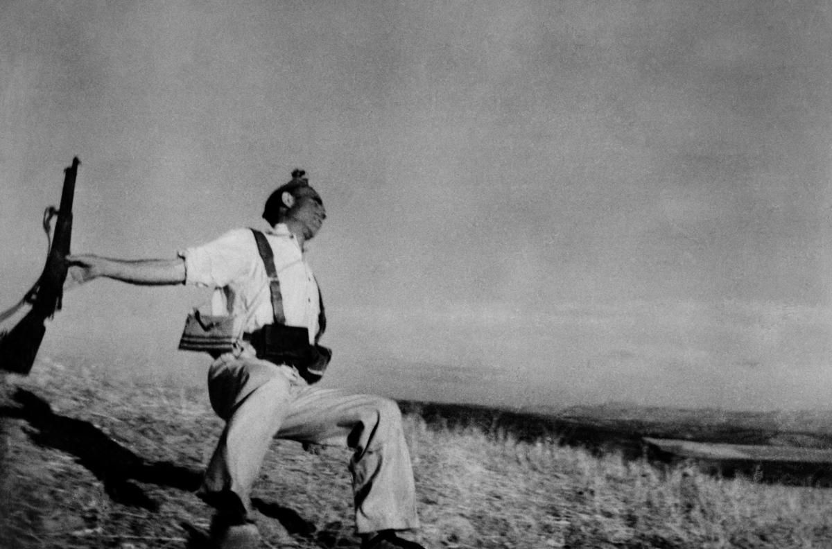 Death of a Loyalist Soldier &ndash; Robert Capa, 1936 | Leica.com