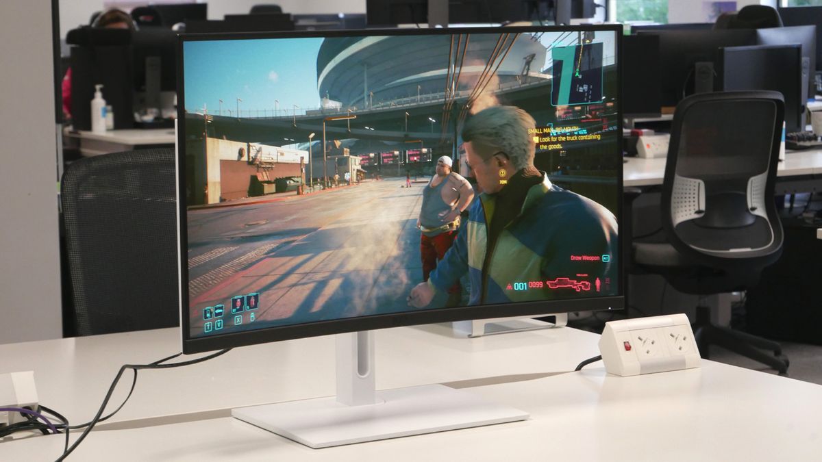 NZXT Canvas 32Q Curved on a desk