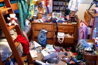 hoarding-bedroom-messy-110627