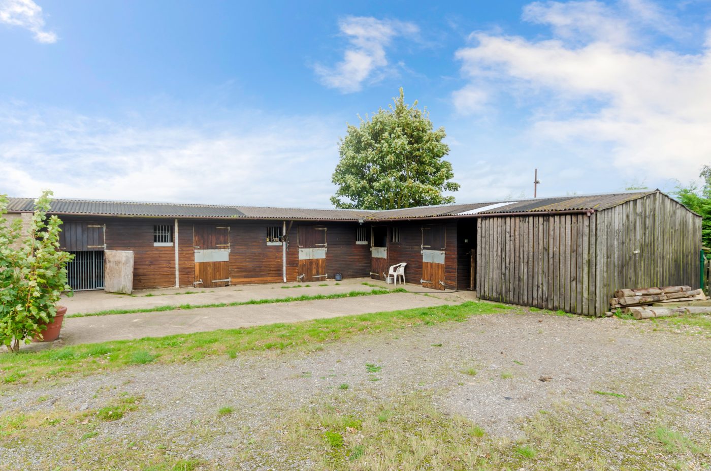 The-Poplars-stable-block-e1571223545550.jpg