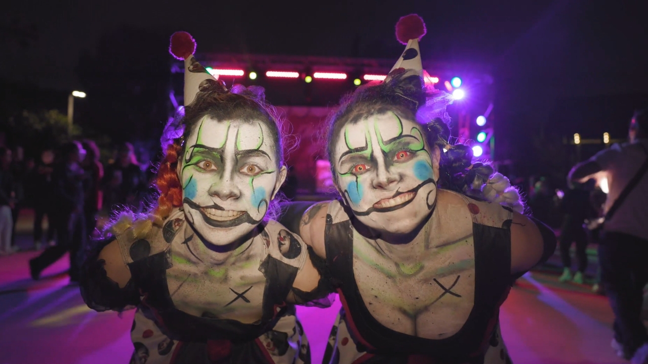 Dois palhaços assustadores no SeaWorld San Diego Howl-O-Scream