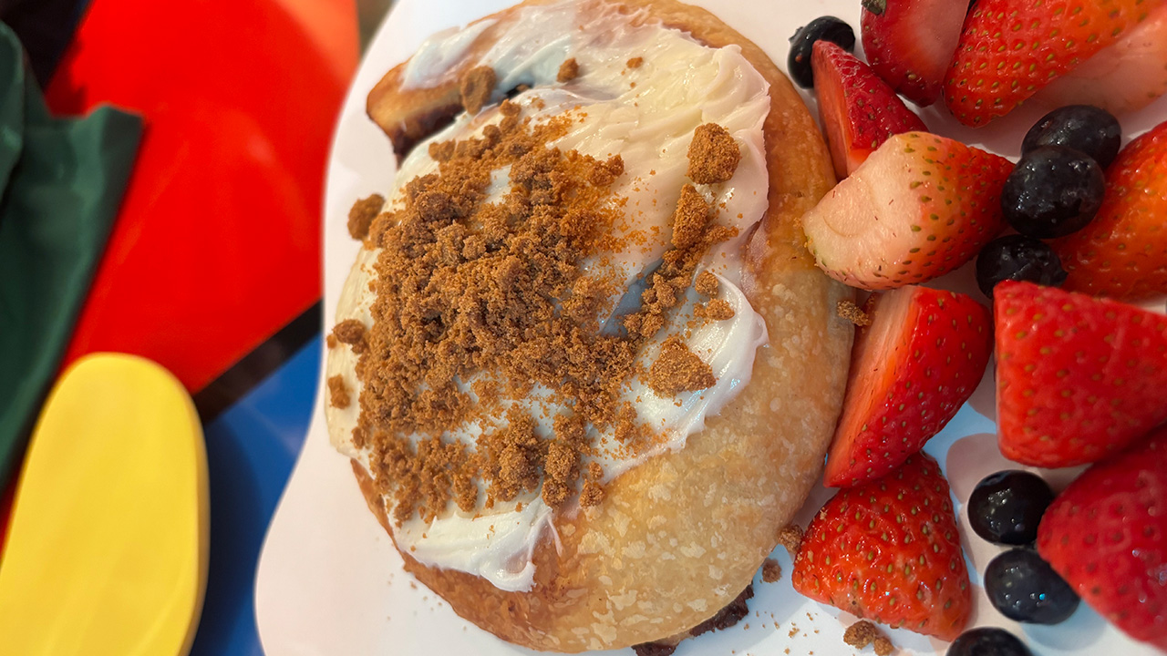 the awesome cinnamon brown sugar covered Who Roll at The Grinch Breakfast Universal.