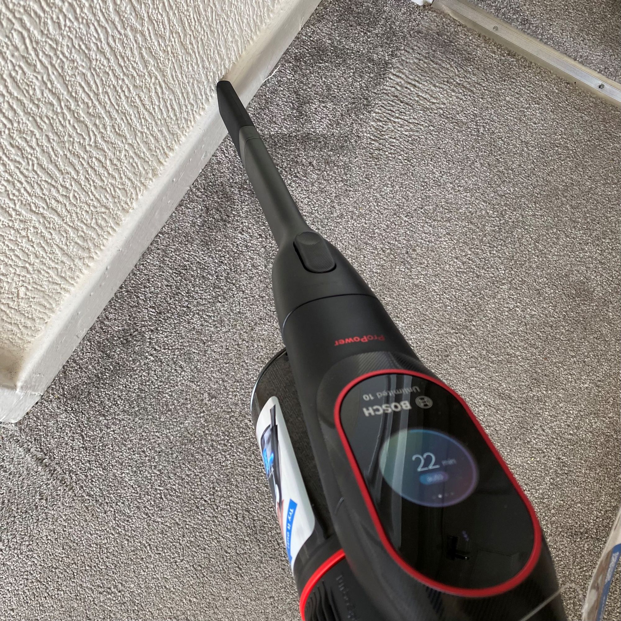 Bosch Unlimited 10 ProPower cordless vacuum in handheld mode cleaning skirting board