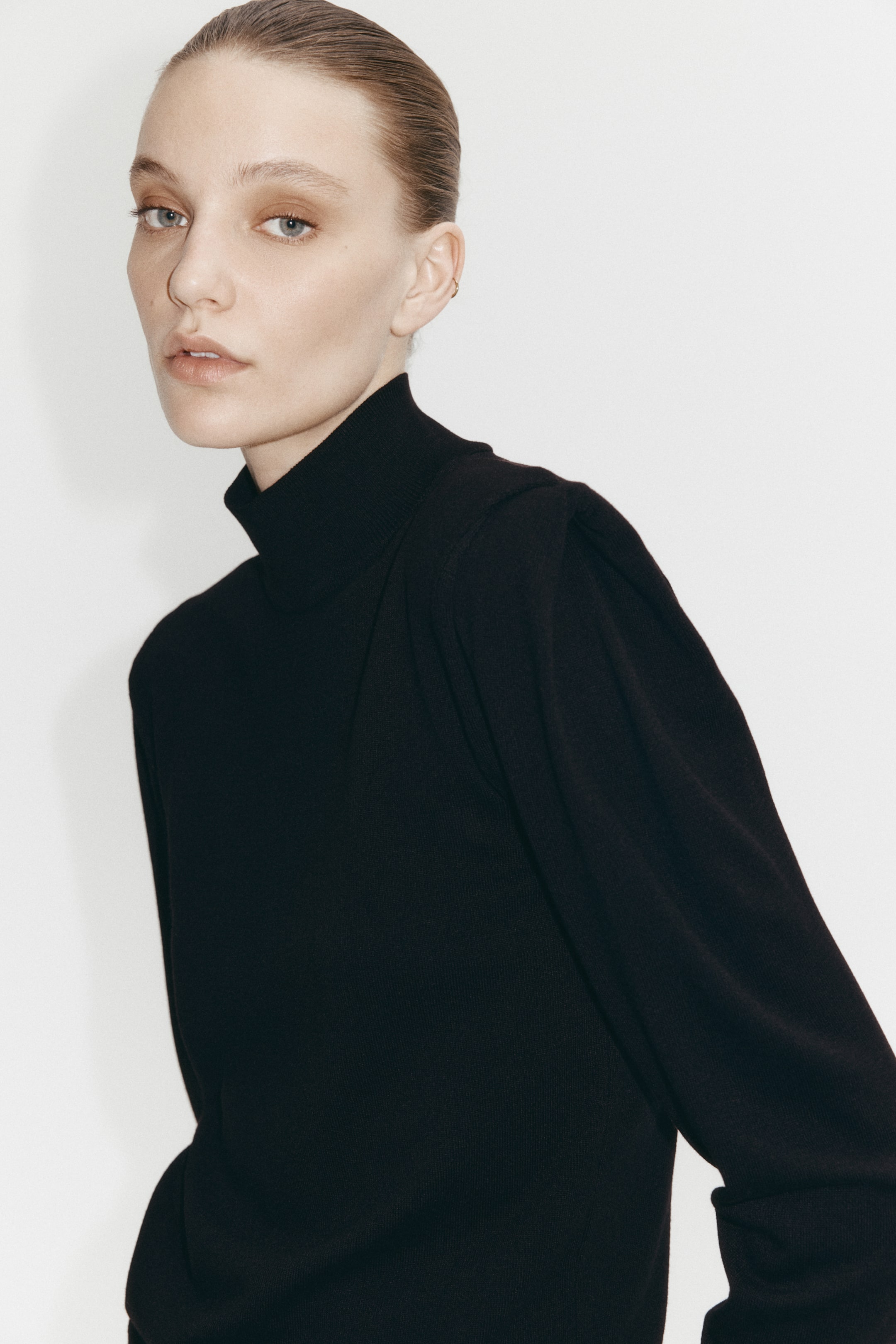 Fine-Knit Turtleneck Top - Black