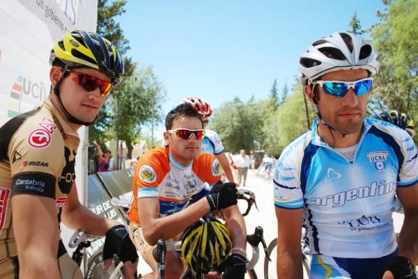 Rafael Valls (Footon Servetto) in the leader's jersey before stage 3