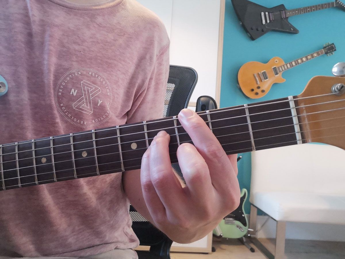 How to play the G chord on guitar