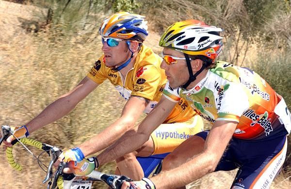 Denis Menchov (Rabobank) chats with former teammate Pablo Lastras (lles Balears)
