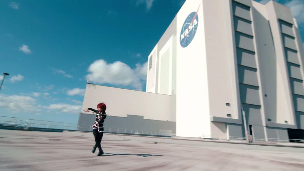 Violinist Lindsey Stirling shoots moon-themed 'Artemis' music video at NASA's Kennedy Space Center